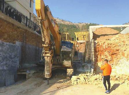 中海国际别墅区内，有业主开挖山体挖地宫