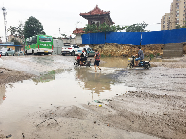 世贸原山首府道路积水